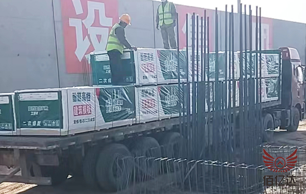 甘肅施工現場建筑木模板卸車圖